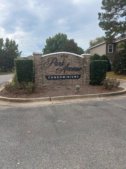 entrance - 450 Park Ave
