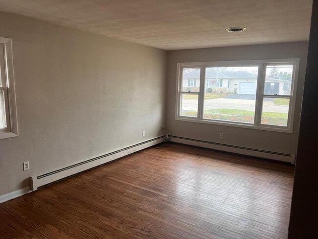 Building Photo - 913 Curtis Ave