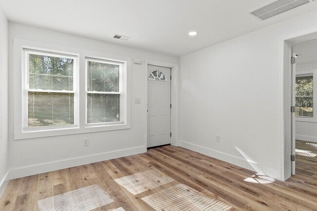 Building Photo - 3169 Westover Dr