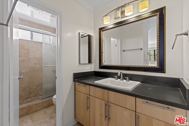 Building Photo - 1033 6th St