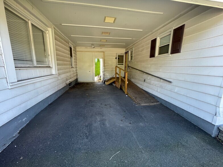 Covered parking with easy ramp access - 227 Bristol St