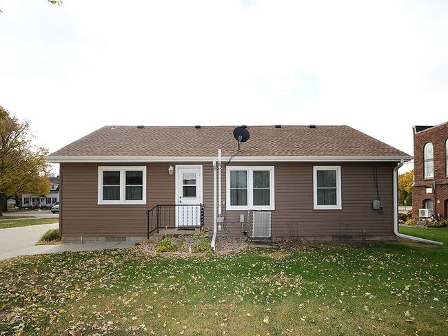 Building Photo - 405 E 5th St