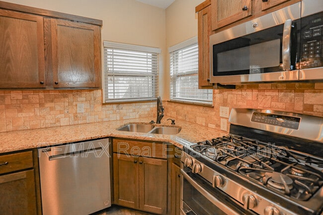 Building Photo - 1000 Peak St