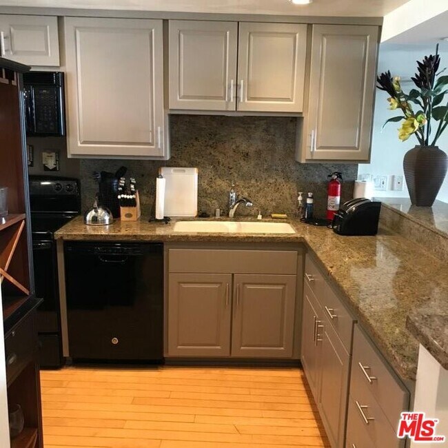 Building Photo - 4314 Marina City Dr