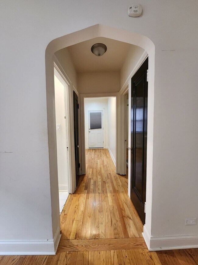 Building Photo - Spacious 2bed/1bath With Vintage Touches and Updated Kitchen