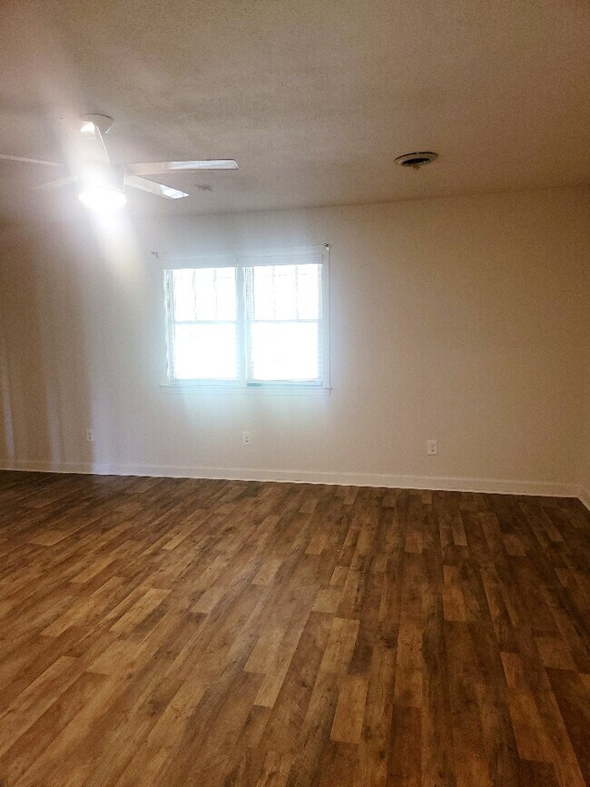 Building Photo - 928 W Lydia Hwy