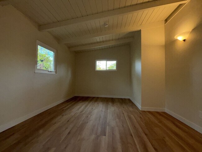 Building Photo - 3/1 in East Davis, New windows, new floors, new paint!