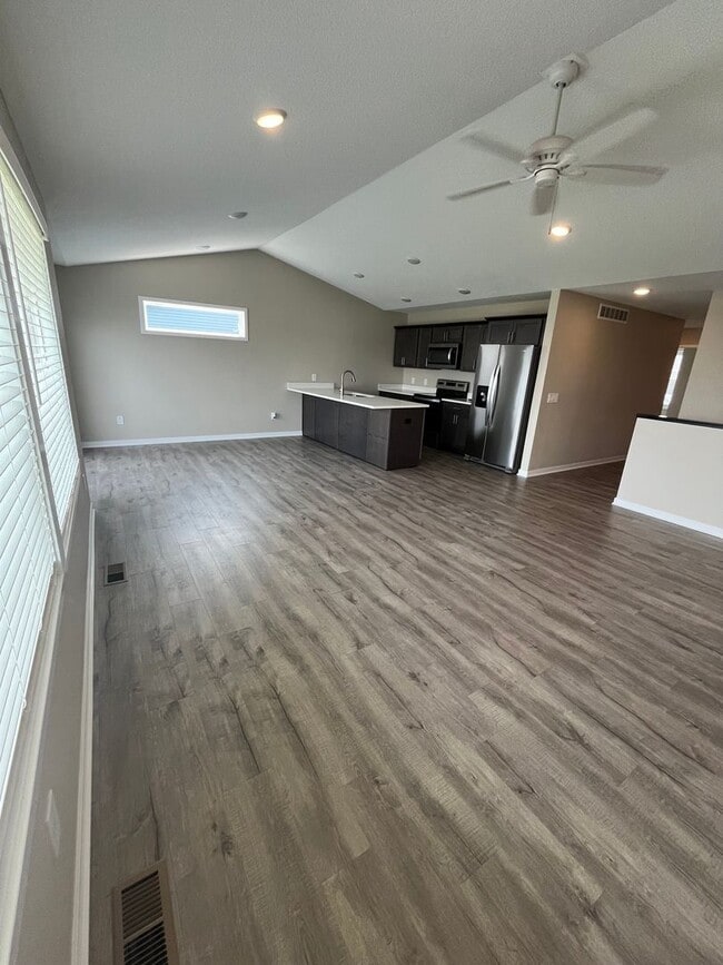 Building Photo - Spacious 4-Bedroom Home in Altoona Neighbo...