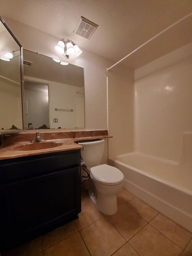 Building Photo - Ground level 2 bed/2 bath condo- Guadalupe & Country Club