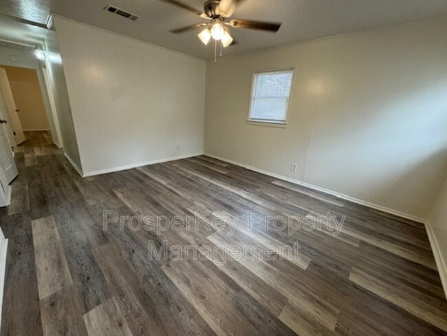 Building Photo - 323 Tennant Ave