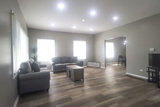 Building Photo - Stunning 4-Bedroom, 2 Bathroom Home