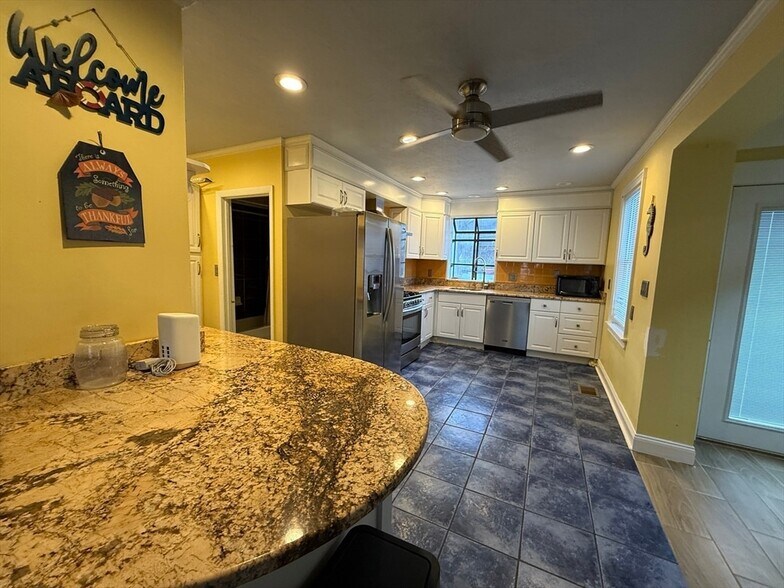 Building Photo - 170 Neck St