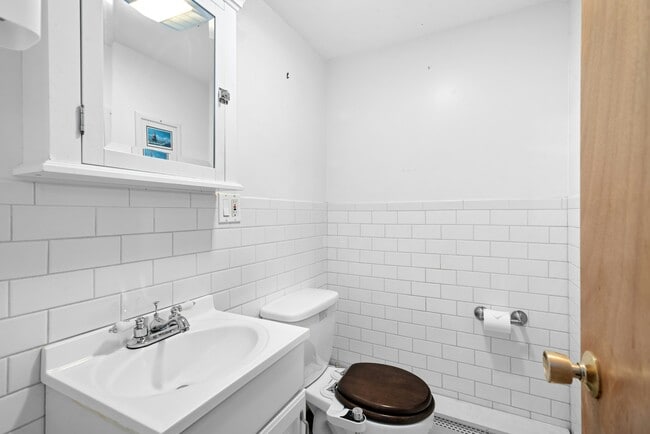 Building Photo - 2630 Boston Post Rd