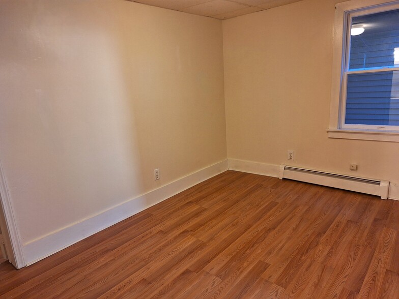 Living room - 16 North St