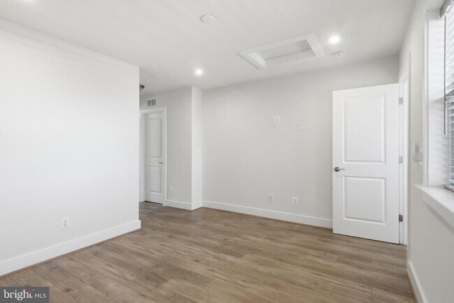 Building Photo - 2252 S Glebe Rd