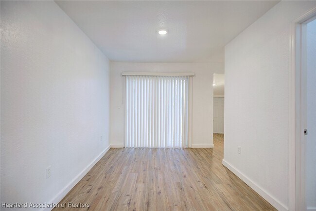 Building Photo - 915 S Waldron Ave