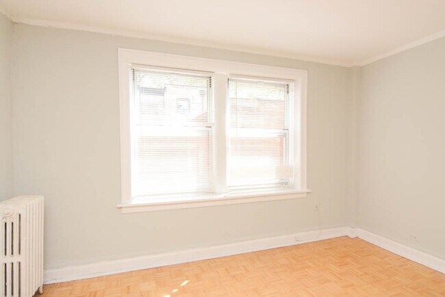 Building Photo - 714 W Belmont Ave