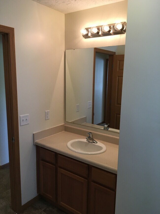 Building Photo - Laurel Creek Apts, 2225/2227 Shamrock Ln