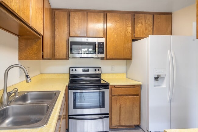 Building Photo - Cozy 2 BED/1 BATH in Exclusive 55+ Senior ...