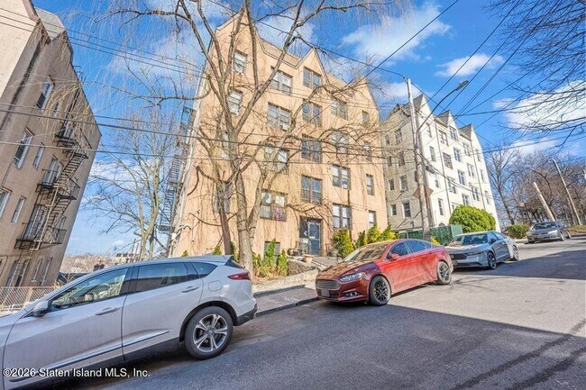 Building Photo - 37 Avon Pl