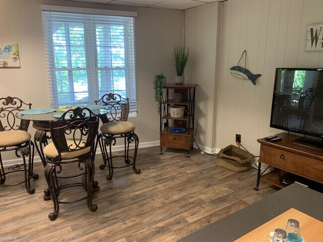 Building Photo - 2 br, 1 bath House - 157 Forest Ct Unit B