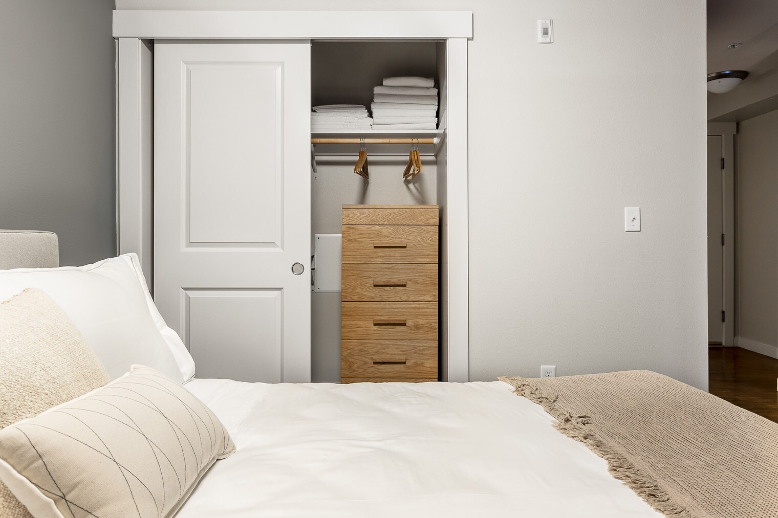 Building Photo - 215 10th Ave E