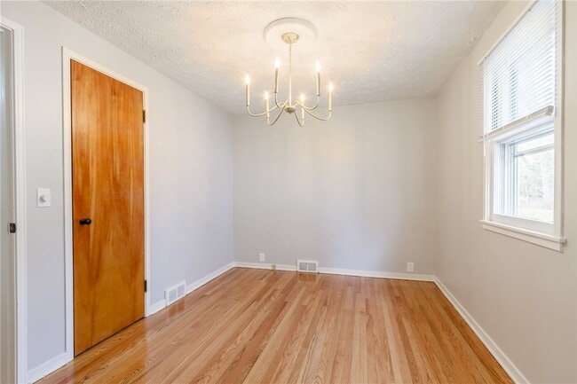 Building Photo - 345 Colebourne Rd