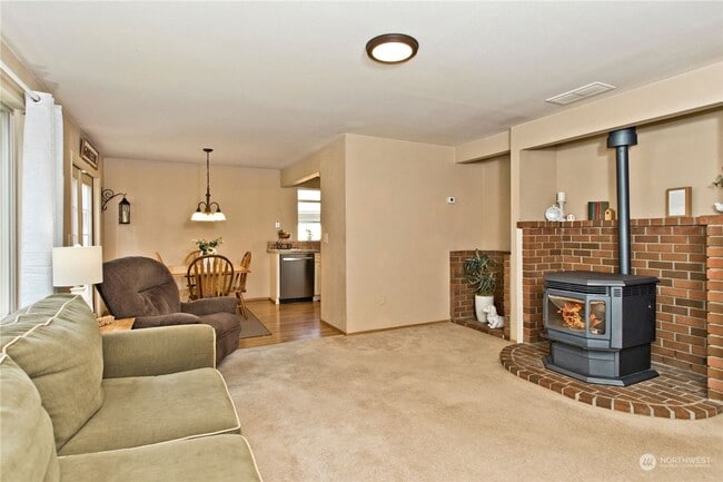 Building Photo - Charming 4 Bedroom home with fenced yard a...