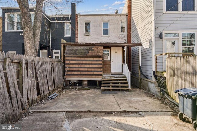 Building Photo - 621 Kenyon St NW