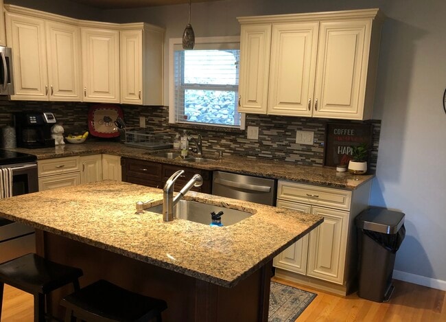 Building Photo - 102 W Canyon View Dr