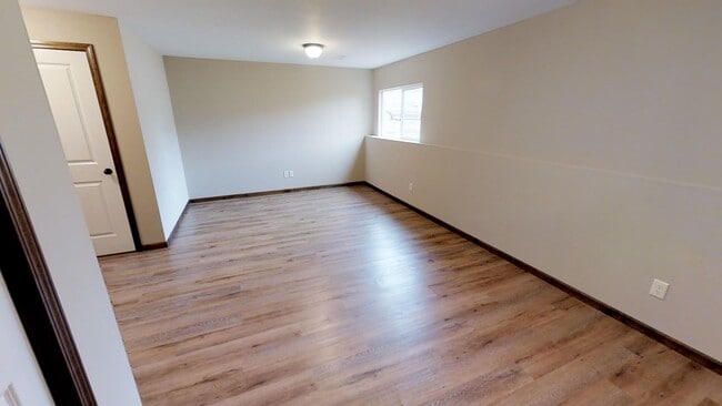 Building Photo - Luxury Townhome