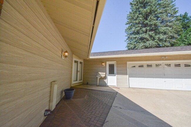 Building Photo - 6 Bed, 3.5 Bath Home for Rent – Retro Char...