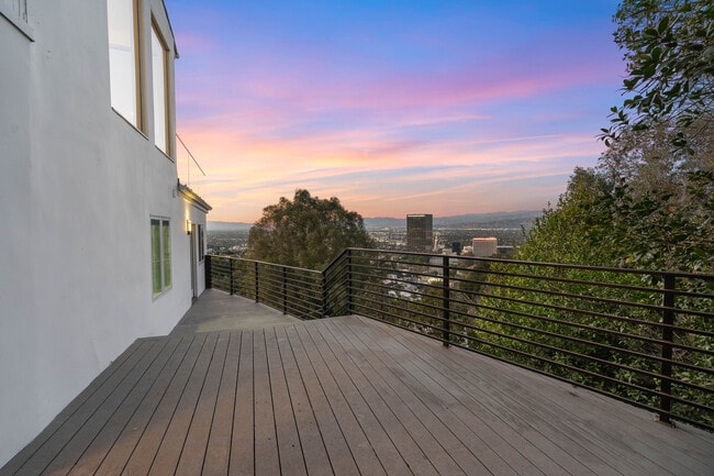 Building Photo - 3541 Multiview Dr