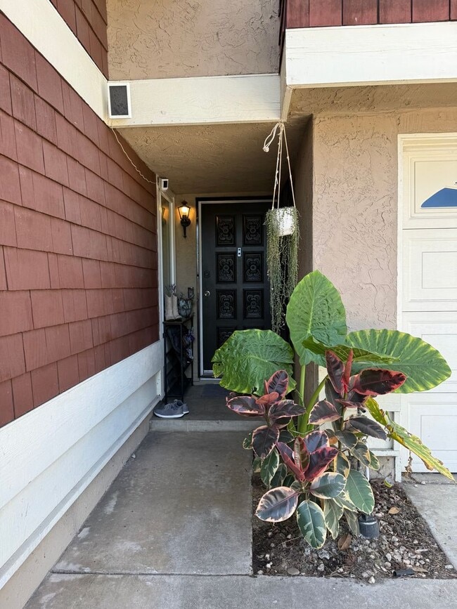 Building Photo - Move in Ready 3bed/3bath, beautiful backyard