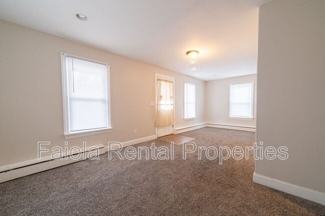 Building Photo - 319 Maurice St