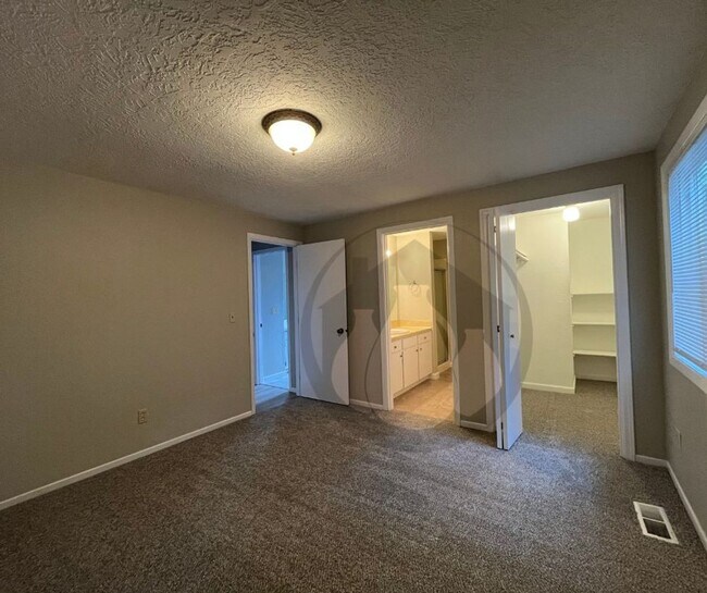 Building Photo - Single Level House-S Salem. Ready to Move ...