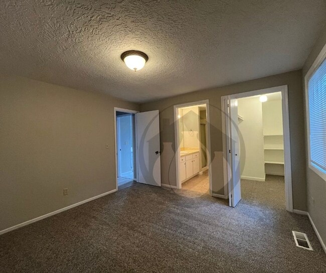 Building Photo - Single Level House-S Salem. Ready to Move in!!!