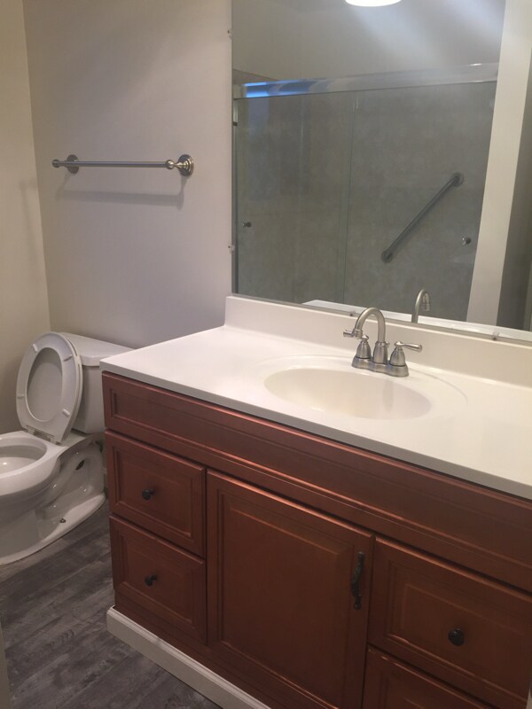 Building Photo - 620 Queen Ave SE