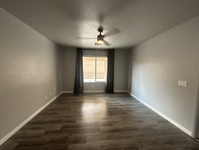 Building Photo - 10911 Vallerosa St