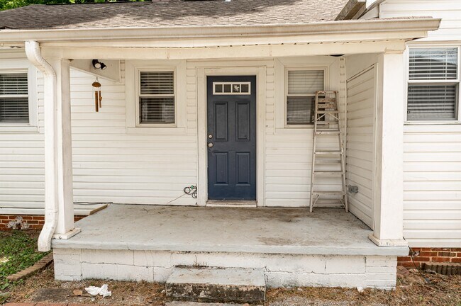 Building Photo - 812 Cherry St NW