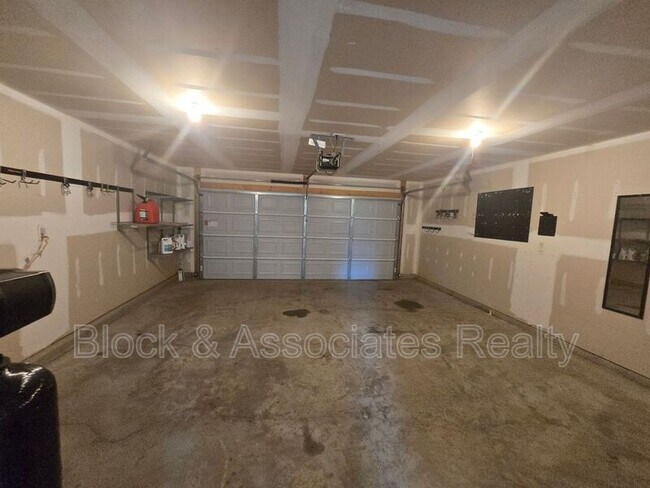 Building Photo - 310 Beresford Wy