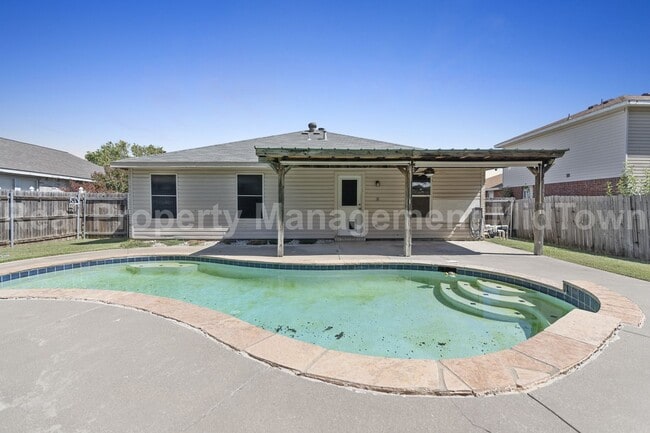 Building Photo - Beautiful 3 - Bedroom Home with pool in Ar...