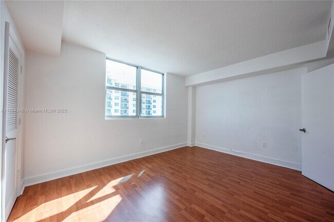 Building Photo - 7501 E Treasure Dr