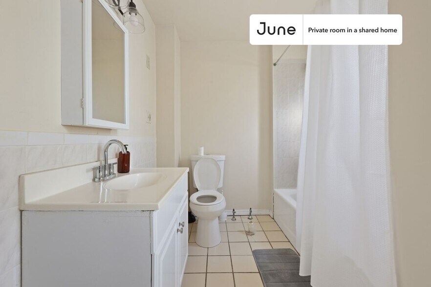 Building Photo - Room in Shared 4 bed/1 bath home