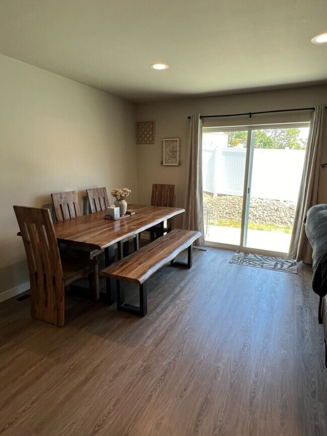 Building Photo - 3 bed/2 bath rambler style home! Double ga...