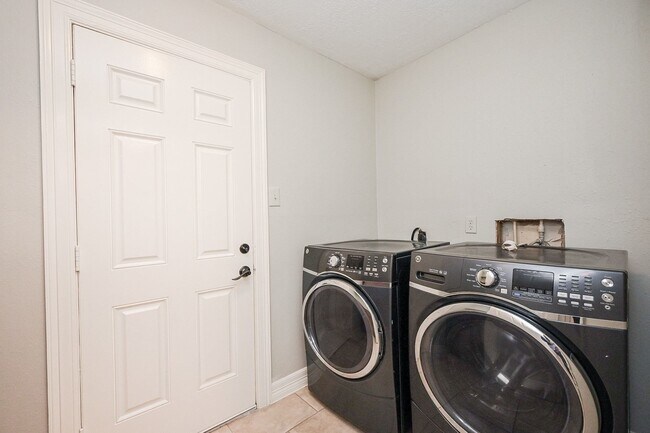 Building Photo - 15723 Creekhaven Dr