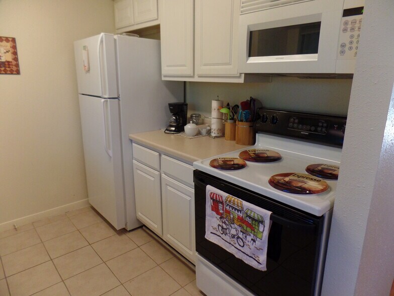 Building Photo - 3300 Pebblebrook Dr