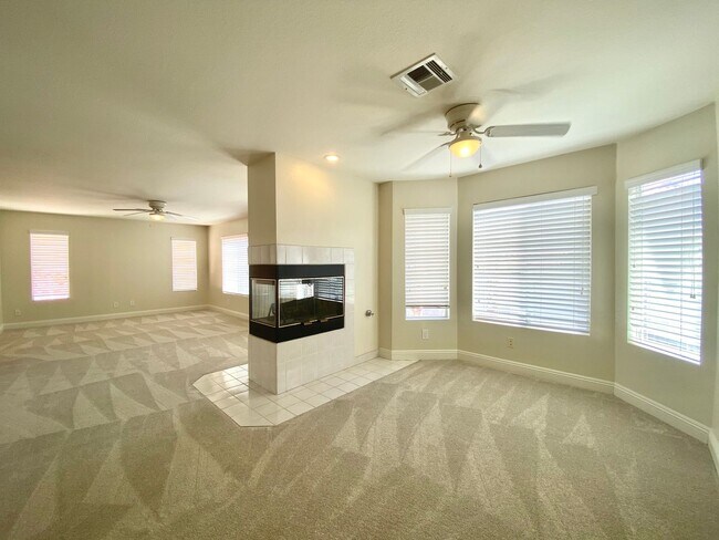 Building Photo - Great location house in Green Valley