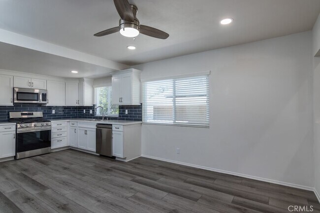 Building Photo - 25040 Everett Dr