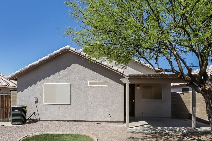 Building Photo - 9243 E Carmel Ave